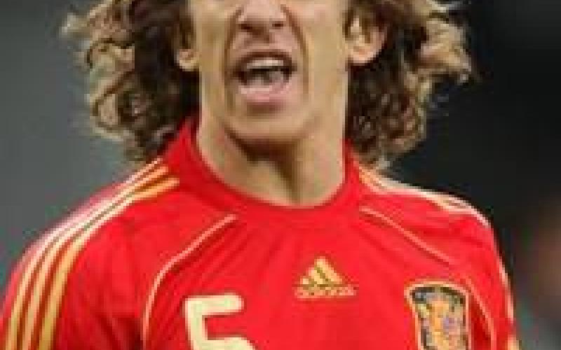 Barcelona's Carles Puyol commits to Spain for another 2 years