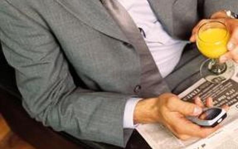 وزير يتابع شركاته في الخارج بالـsms