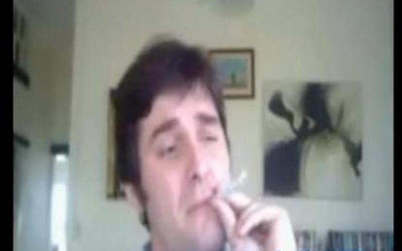 استاذ جامعي يمزق المصحف والانجيل ويدخن اوراقهما..فيديو