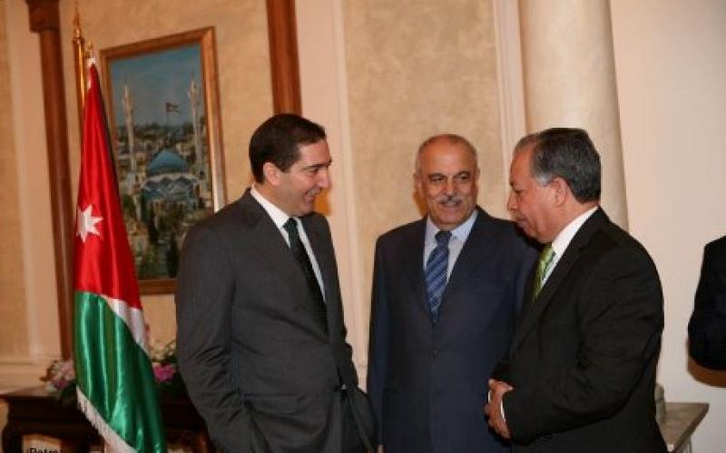 الحكومة تبدأ بسياسة الانفتاح بلقائها النقابات والإسلاميين