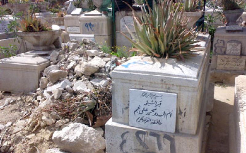 مقابر بين المساكن تبعث تلوثا على مجاوريها