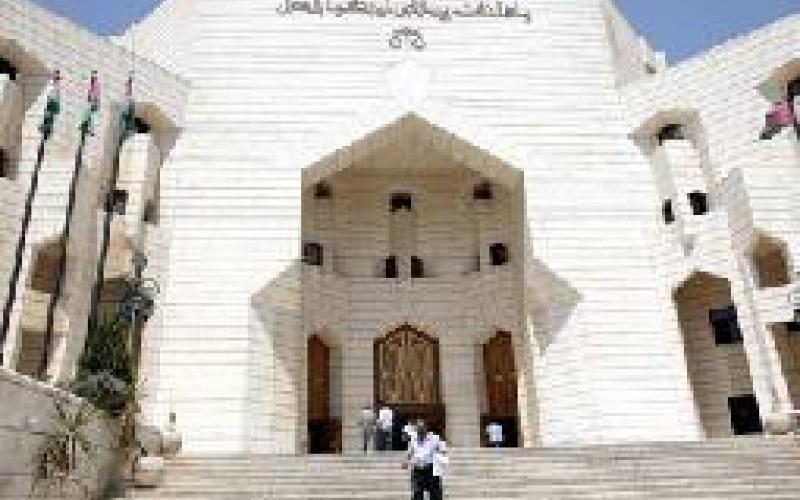 أسرة أردنية تعتصم امام قصر العدل