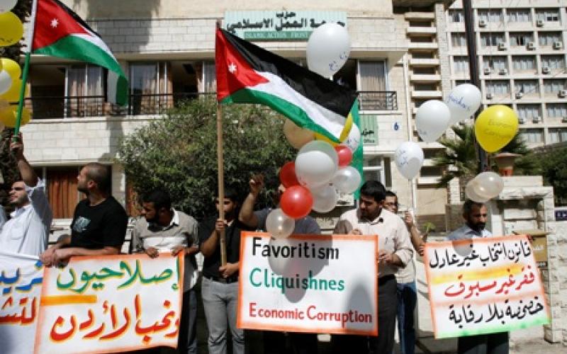 بالونات شبيبة العمل الإسلامي تطلق من أمام مقر الحزب