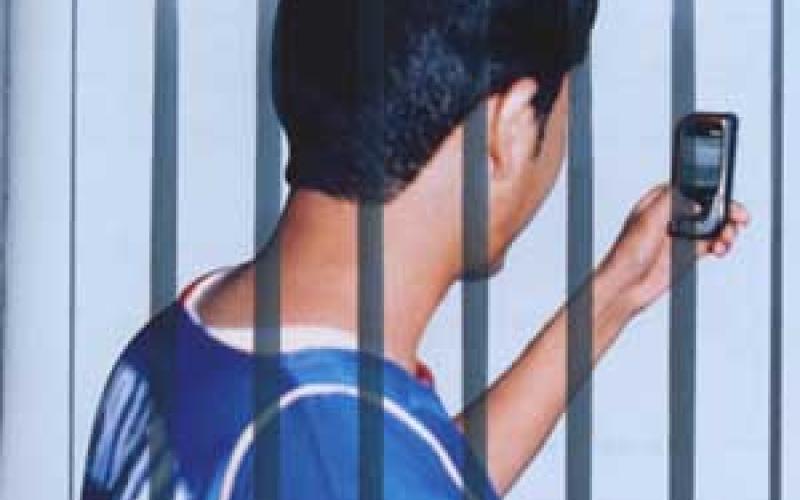 إدانة متهمين حاولا تصوير شاب عاريا