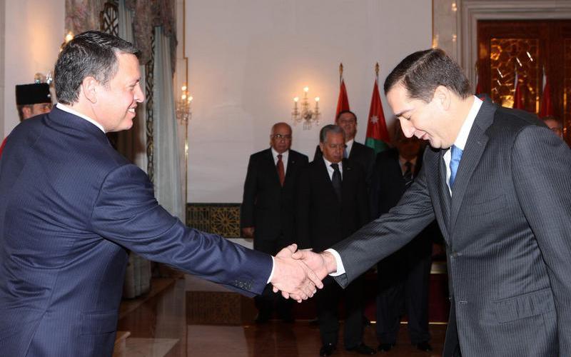 King accepts Rifai's Gov't resignation, asks him to form new government