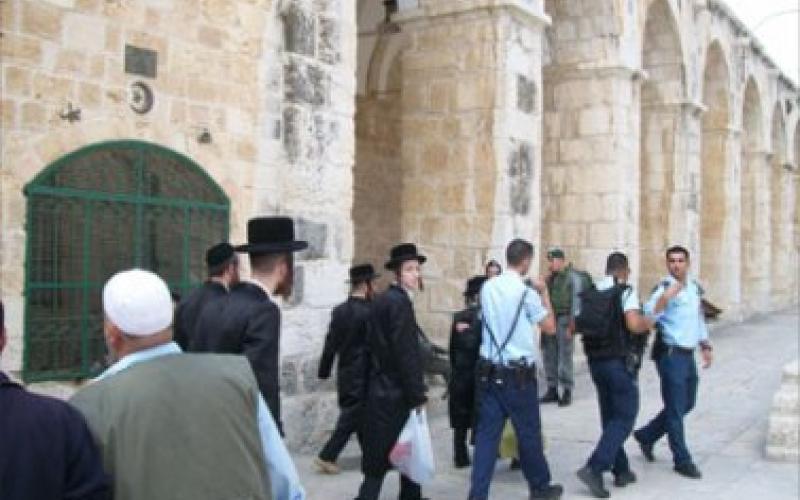منع مصلين من دخول الأقصى والسماح لمستوطنين بإقامة شعائرهم فيه