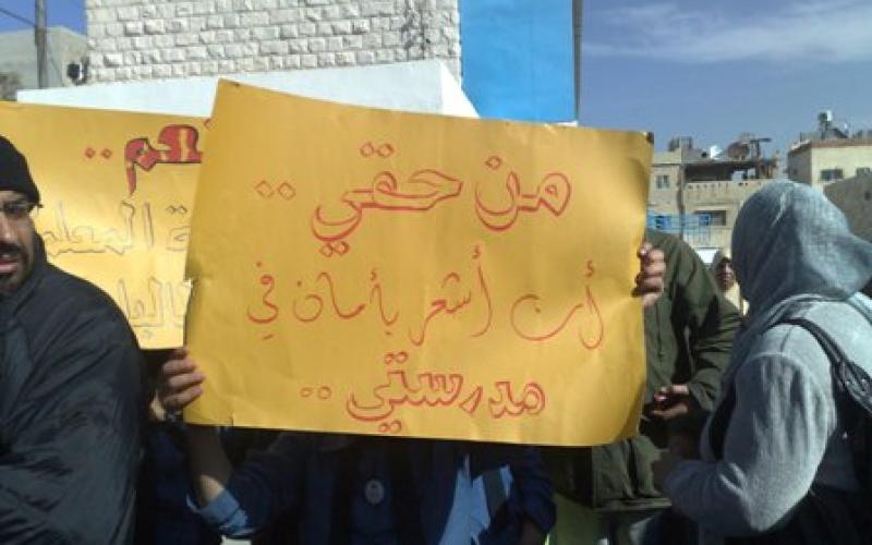 اعتصام لمعلمي الاونروا احتجاجا على الاعتداء على معلمة وعاملة