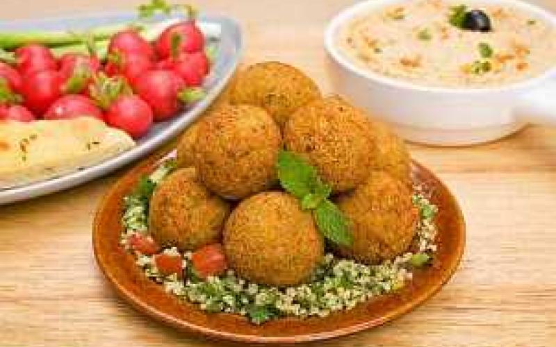 نواب ووزراء يتناولون الفلافل بعد جلسة الموازنة