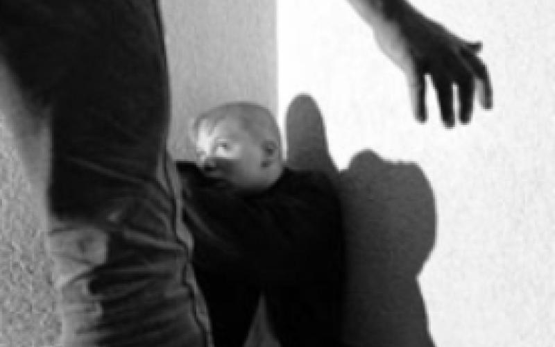 الأشغال الشاقة لأب ضرب ابنه حتى الموت