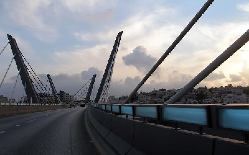 شاب يلقي بنفسه عن جسر عبدون والعثور على جثة مسنة بماركا