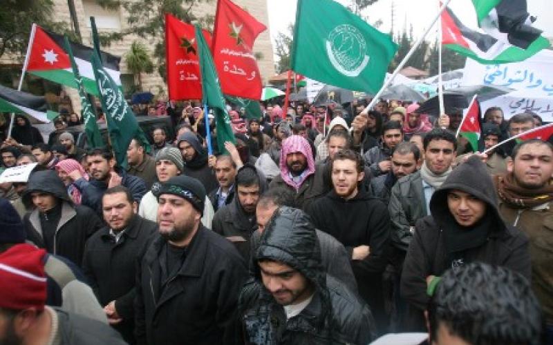 متظاهرون: بدنا حكومة فقراء ما بدنا حكومة كافيار (صور وفيديو)