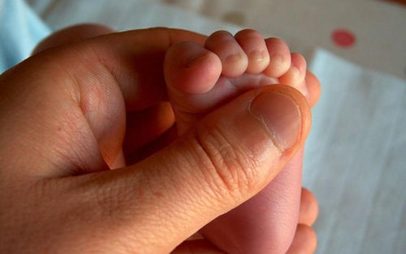 وفاة طفل رضيع سقط من الطابق الثالث