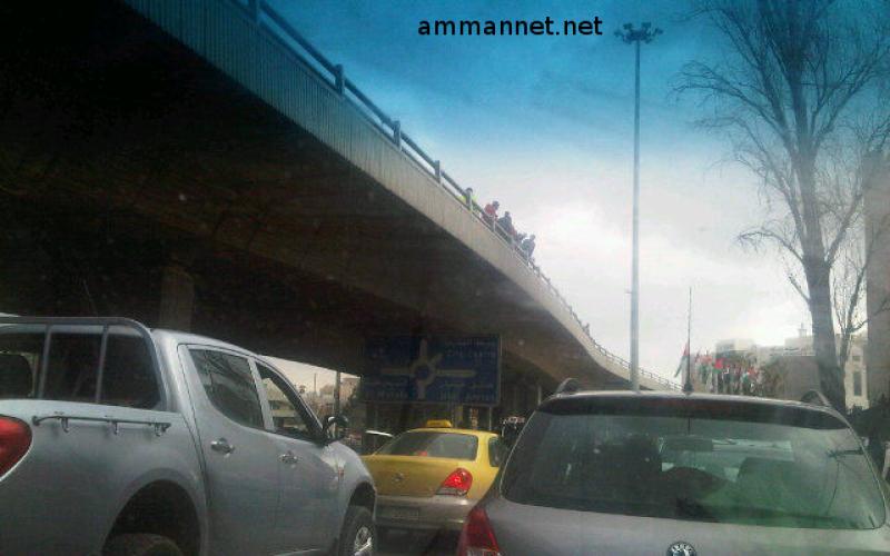 أب يحاول القاء طفليه من على جسر الداخلية ..صورة