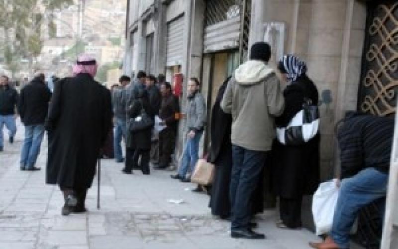 آلاف المواطنين يواصلون التجمهر أمام الديوان الملكي