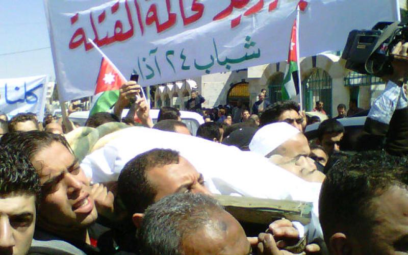 جثمان “ قتيل الداخلية” يوارى الثرى وهتافات ضد الرقاد والبخيت والسرور