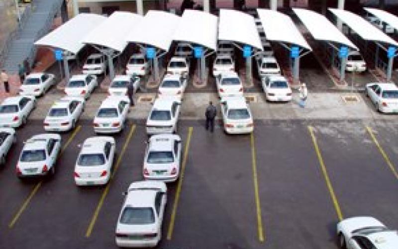 سائقو سرفيس المهاجرين- حي القيسية يهددون بإحراق سياراتهم