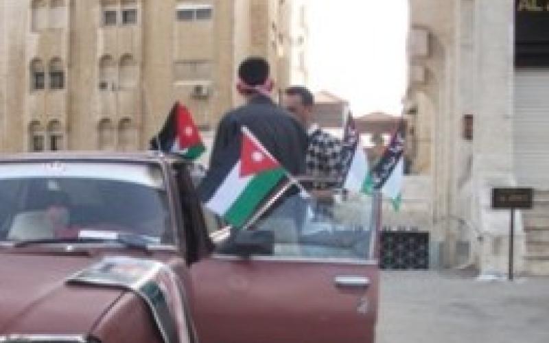 الطراونة: كتابة عبارات على العلم ممنوع قانونيا