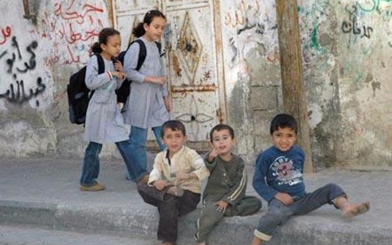 تقليص خدامات الاونروا يفاقم مشكلة المخيمات