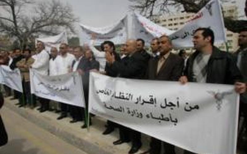 سادس أيام الإضراب.. الأطباء تتهم الحكومة بالمماطلة والمالية تنتظر رد الصحة 