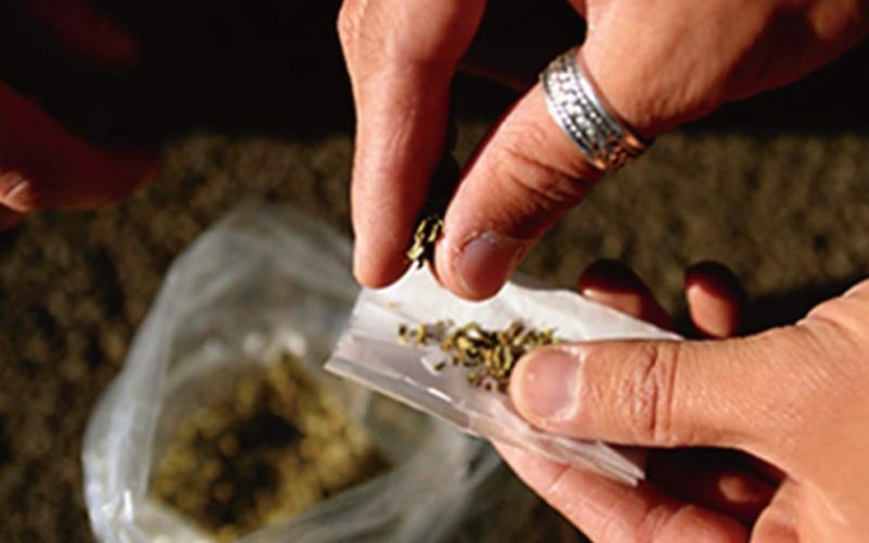 احالة 5 أشخاص إلى امن الدولة بقضايا ترويج وتعاطي المخدرات