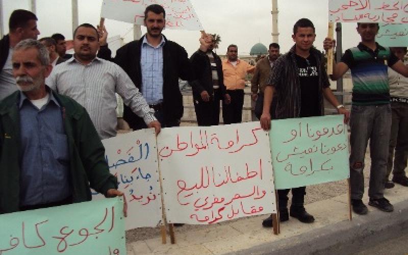 صور... مفصولو شركة مياهنا يبيعون أبنائهم 