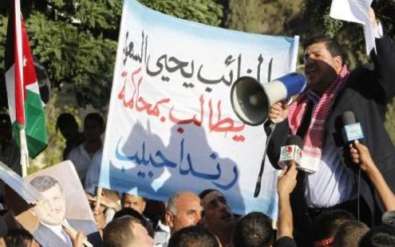 النائب السعود يقيم خيمة اعتصام أمام مكتب الفرنسية لإغلاقه وطرد مديرته