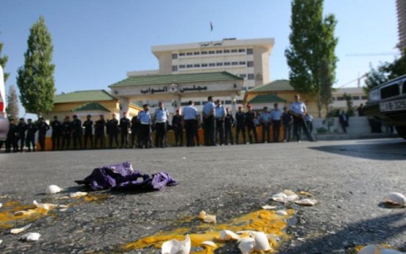 اشتباك أثناء مصادرة الأمن ” للبيض” وتشديد حول المجلس لحمايته