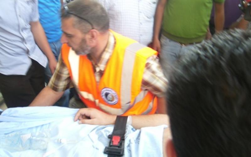 بالصور.. لحظة وصول المصاب الخالدي من الجانب السوري ونقله لمستشفى المؤسس