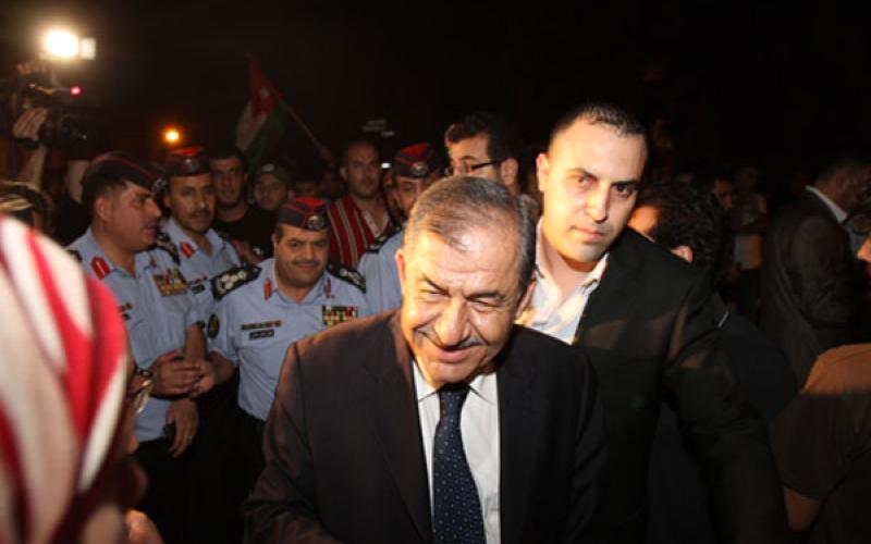 الساكت عند السفارة الإسرائيلية والمعتصمون يطلبون الملك طرد "الخنزير" .. صور وفيديو 