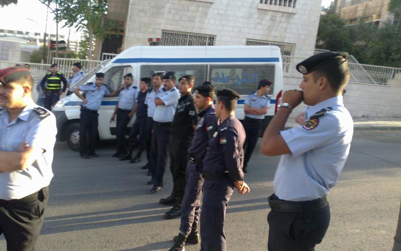 فيديو.. الأمن يمنع الاعتصام أمام السفارة البحرينية