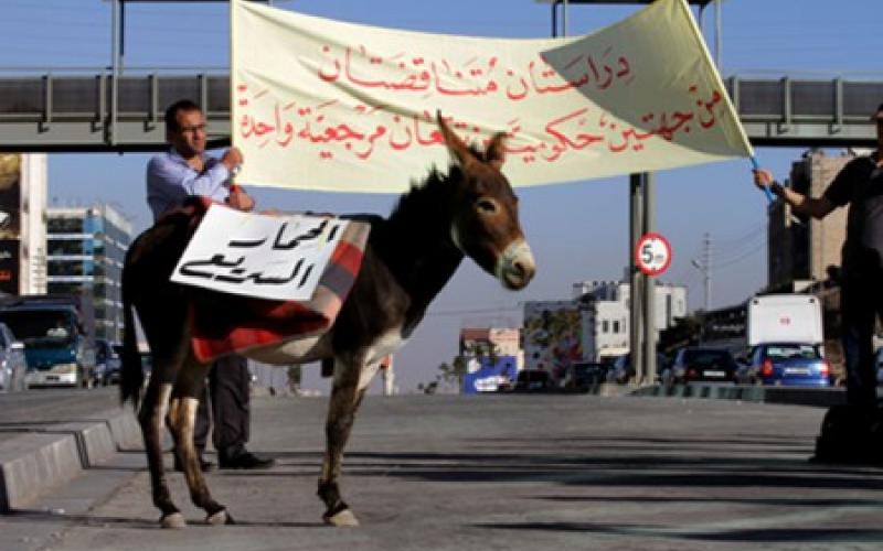 فيديو.. تسيير “الحمار السريع” في مسار الباص السريع