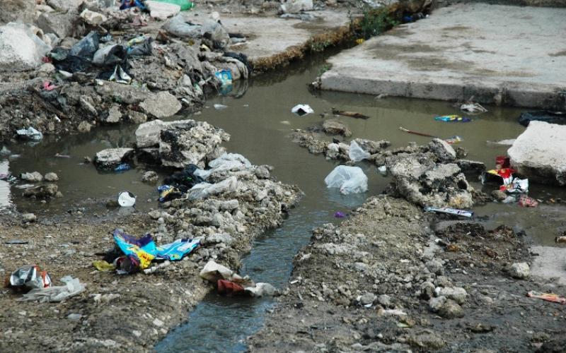 صور.. مخيم الشهيد عزمي المفتي يغرق في مياه المجاري والمسؤولية ضائعة 