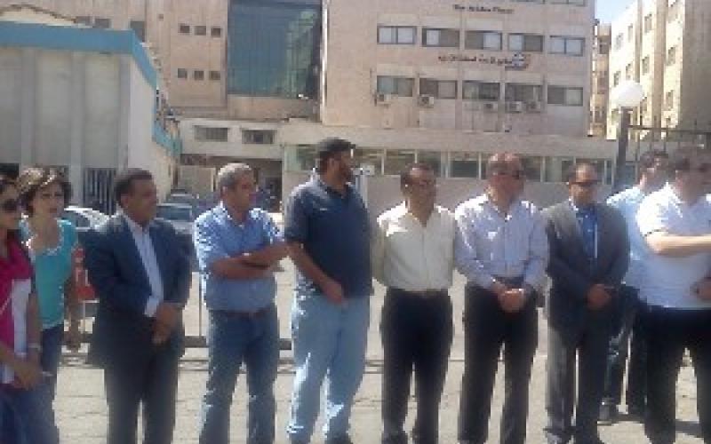 اعتصام تضامني مع العساف أمام الرأي ضد السيطرة الأمنية على الصحيفة