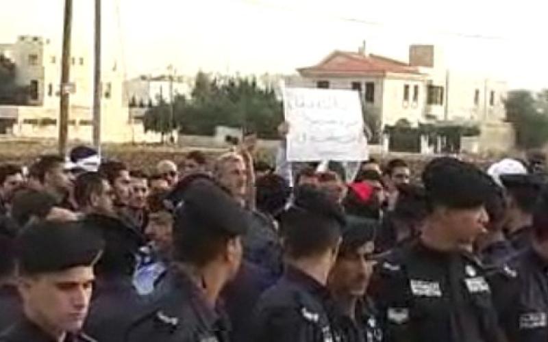 معتصمون يرشقون السفارة السورية بالأصباغ