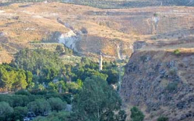 عائلة سورية تلجأ الى الاردن تحت وابل من الرصاص السوري