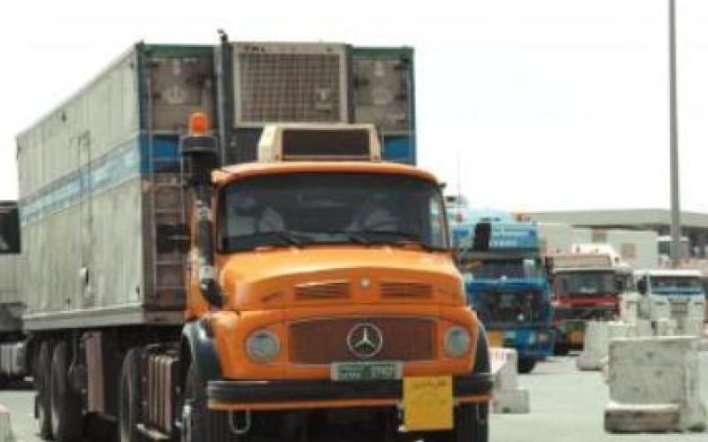 إضراب شاحنات العقبة يشل حركة النقل ويهدد أسواق الغذاء