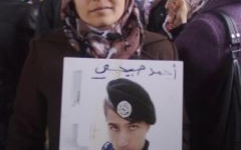 والدة الشرطي الصبيحي تهدد بحرق نفسها امام الديوان