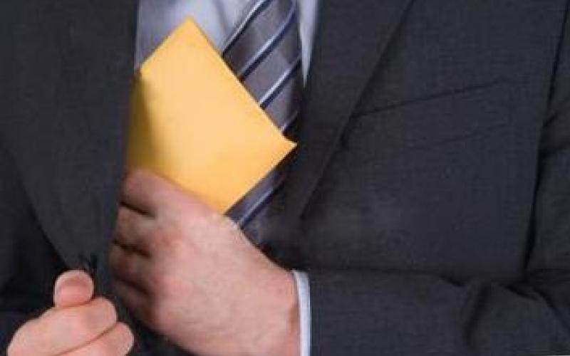 مقعد يقدم ملفا حول فساد أحد المسؤولين