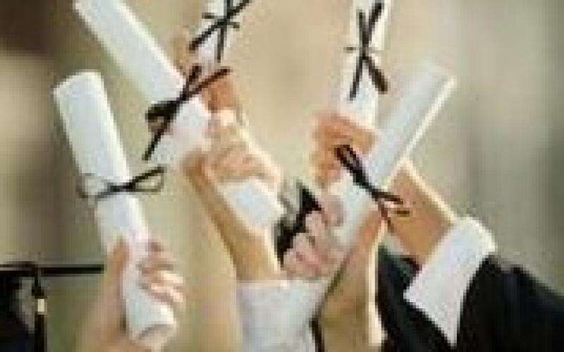 موقوف على خلفية اعتصام الكالوتي يحتفل بنجاحه في التوجيهي