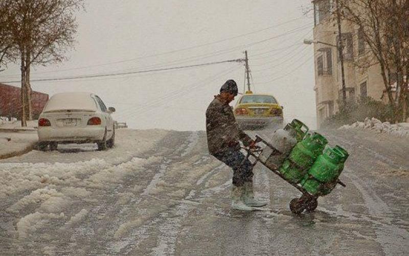 وفرة بالمحروقات والخبز ودعوة لعدم التهافت على الشراء