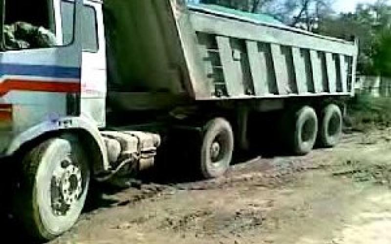 غور الصافي: اصحاب القلابات يغلقون الطريق الرئيسي