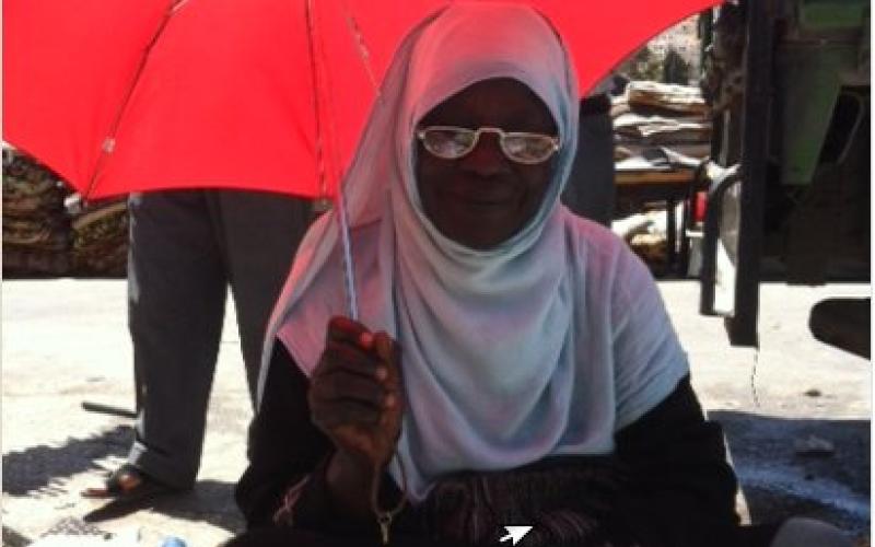 هربت من حرب دارفور لتبيع الملابس في سقف السيل