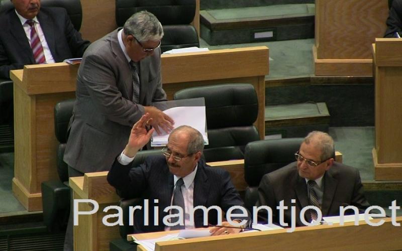 النواب يقر ضريبة على 12 سلعة منها الأجهزة الخلوية