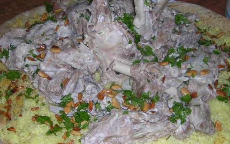 بالفيديو : النصيرات يتحدث عن مواطن أراد ان 'يعزم' وزيرا عنده...