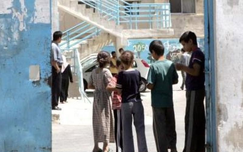 الأونروا تخفض عدد المعلمين واتحاد العاملين يحتج 