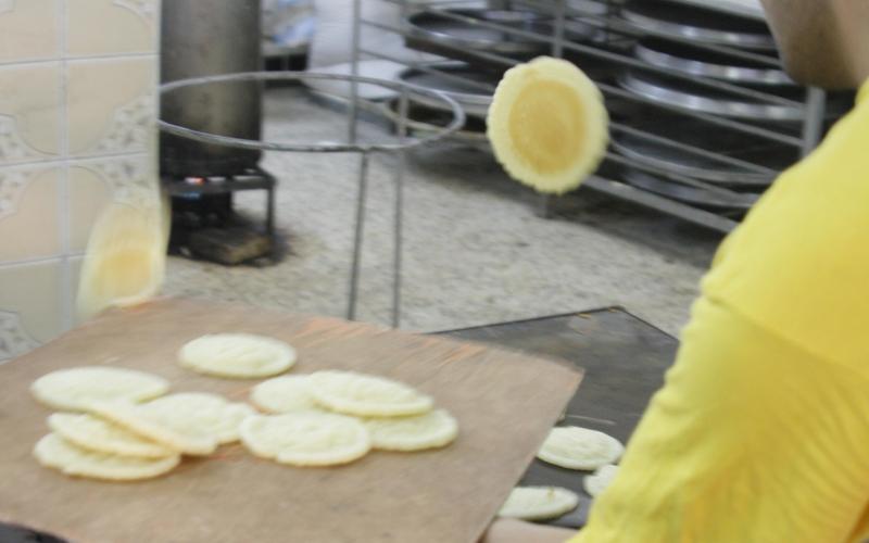 عامل يقوم بجمع القطايف - عدسة محمد حتاملة 