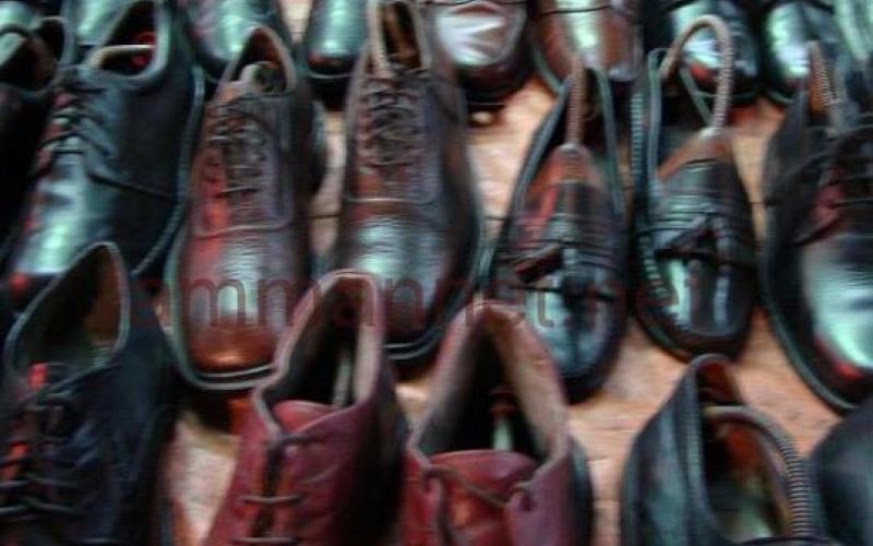 تجارة الاحذية القديمة ظاهرة تقاوم الانقراض- عدسة محمد شما 