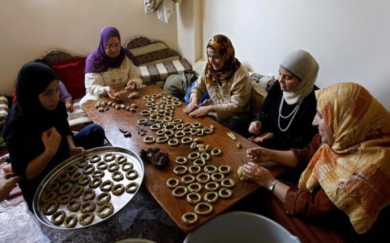 سيدات يصنعن كعك العيد / فيسبوك 