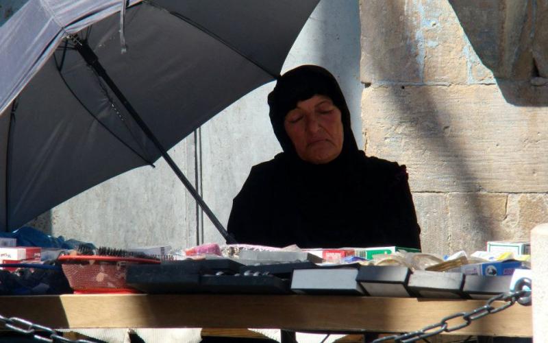 سيدة عراقية تعرض بضاعتها على ارصفة وسط البلد- عدسة عمرو حسين