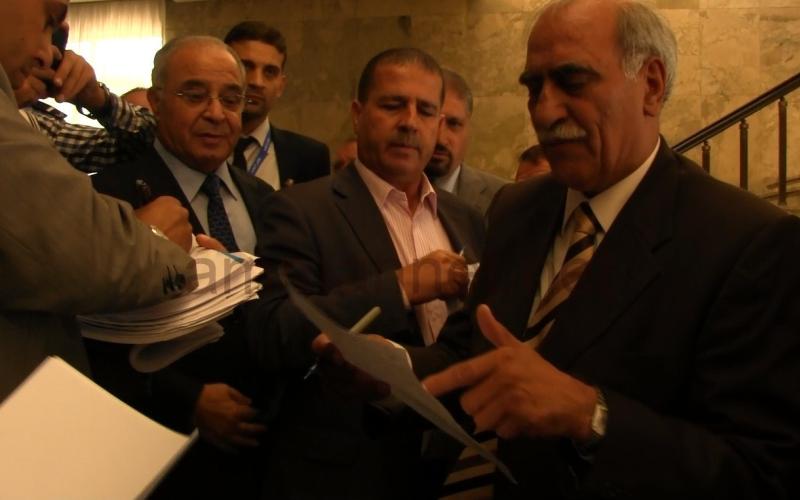 النواب احتجاجا على رفع اسعار المحروقات 